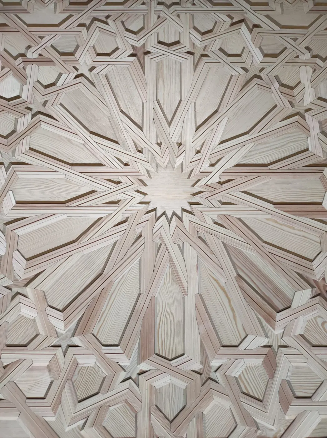 Detalle geométrico de madera tallada